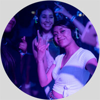 DJ Freadmaxx buchen | Kontaktformular für unverbindliche Terminanfrage DJ Freadmaxx - Party im Club, tanzende Gäste