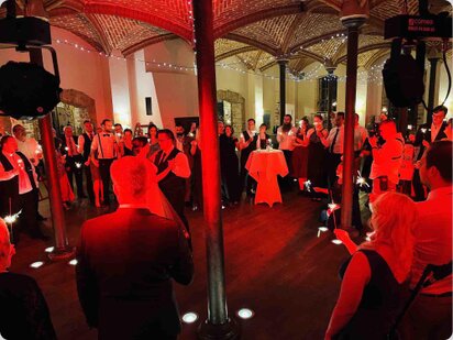 Für unvergessliche Momente! Eure Hochzeitsfeier mit dem Profi-DJ und Moderator | Inklusive Fotobox und Technik buchen DJ Freadmaxx mit Hochzeitspaar in Sachsen-Anhalt