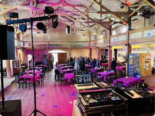 DJ Freadmaxx | Kontakt anfragen - Wunschtermin sichern DJ Freadmaxx in Eventlocation für Hochzeiten, Familienfeiern und Firmenfeiern